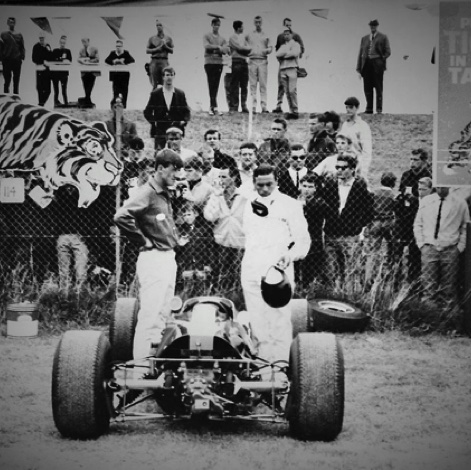 Dans le parc des coureurs à Sandow Park avec la Lotus 39
© Ian Nicholls - Collection personnelle Dans le parc des coureurs à Sandow Park avec la Lotus 39
© Ian Nicholls - Collection personnelle
